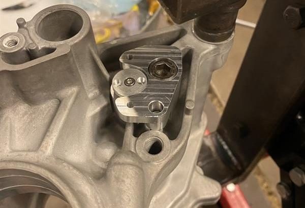 Sensor bracket installed on the engine case